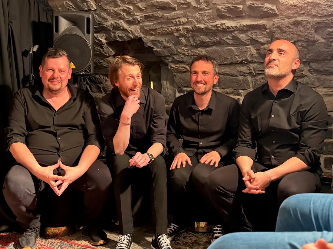 La troupe assise au bord de la scène entre deux impros