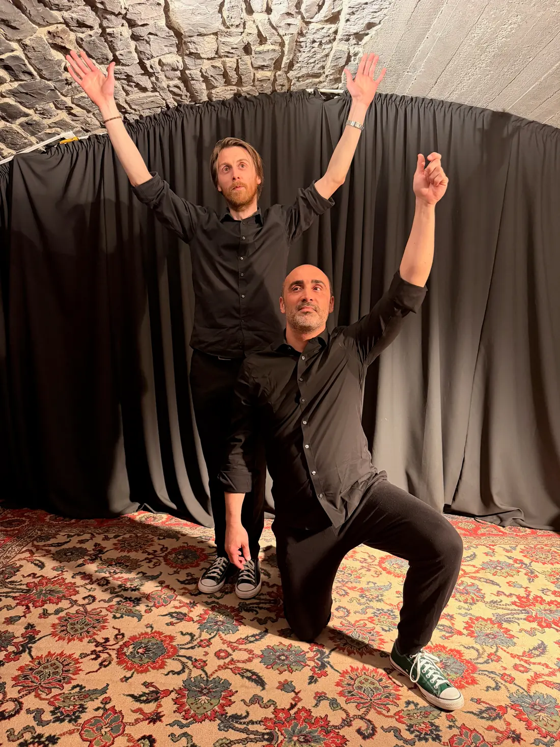Un comédien bras levés, emporté par une improvisation